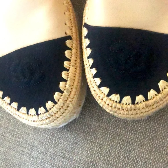 CHANEL SLIDES - Picture 5 of 11